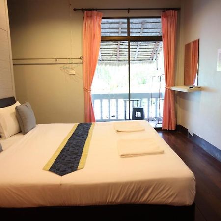 Marina hut guest house Ko Lanta Extérieur photo