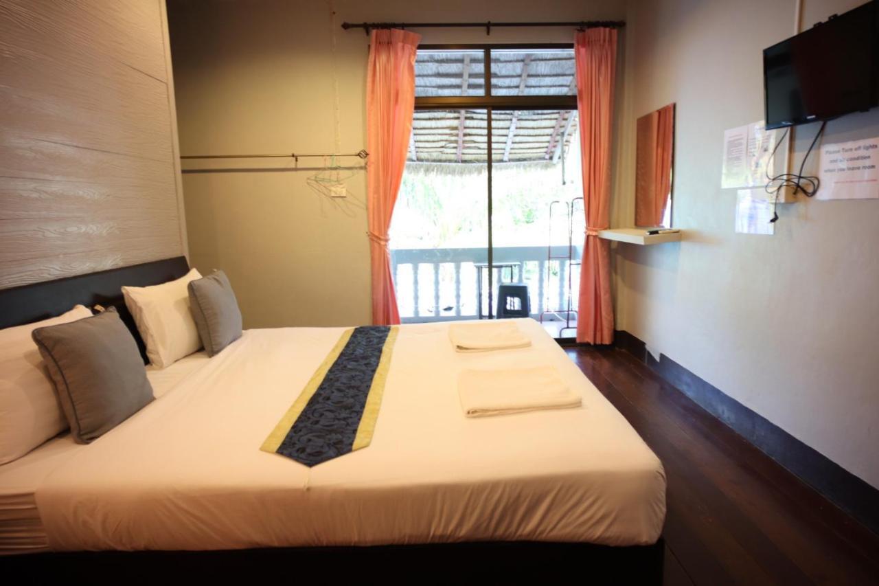 Marina hut guest house Ko Lanta Extérieur photo